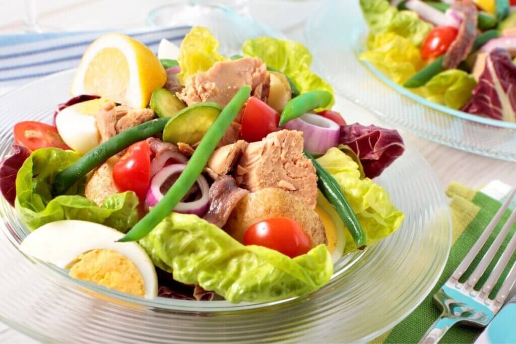 Low-budget Day 3 lunch idea: Healthy tuna salad bowl.