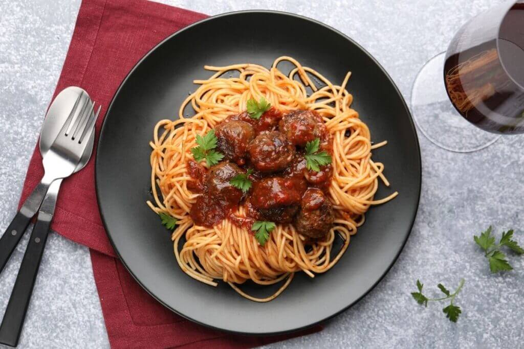 Low-budget dinner idea: Turkey meatballs and whole wheat spaghetti for weight loss.